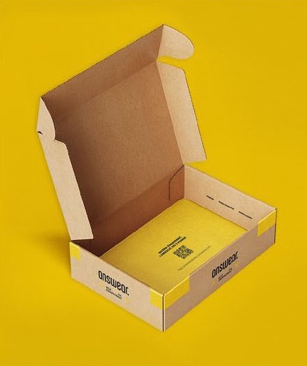 Paczka Answear.com z hasłem „Można zwariować i zwrócić się o pomoc” i kodem QR